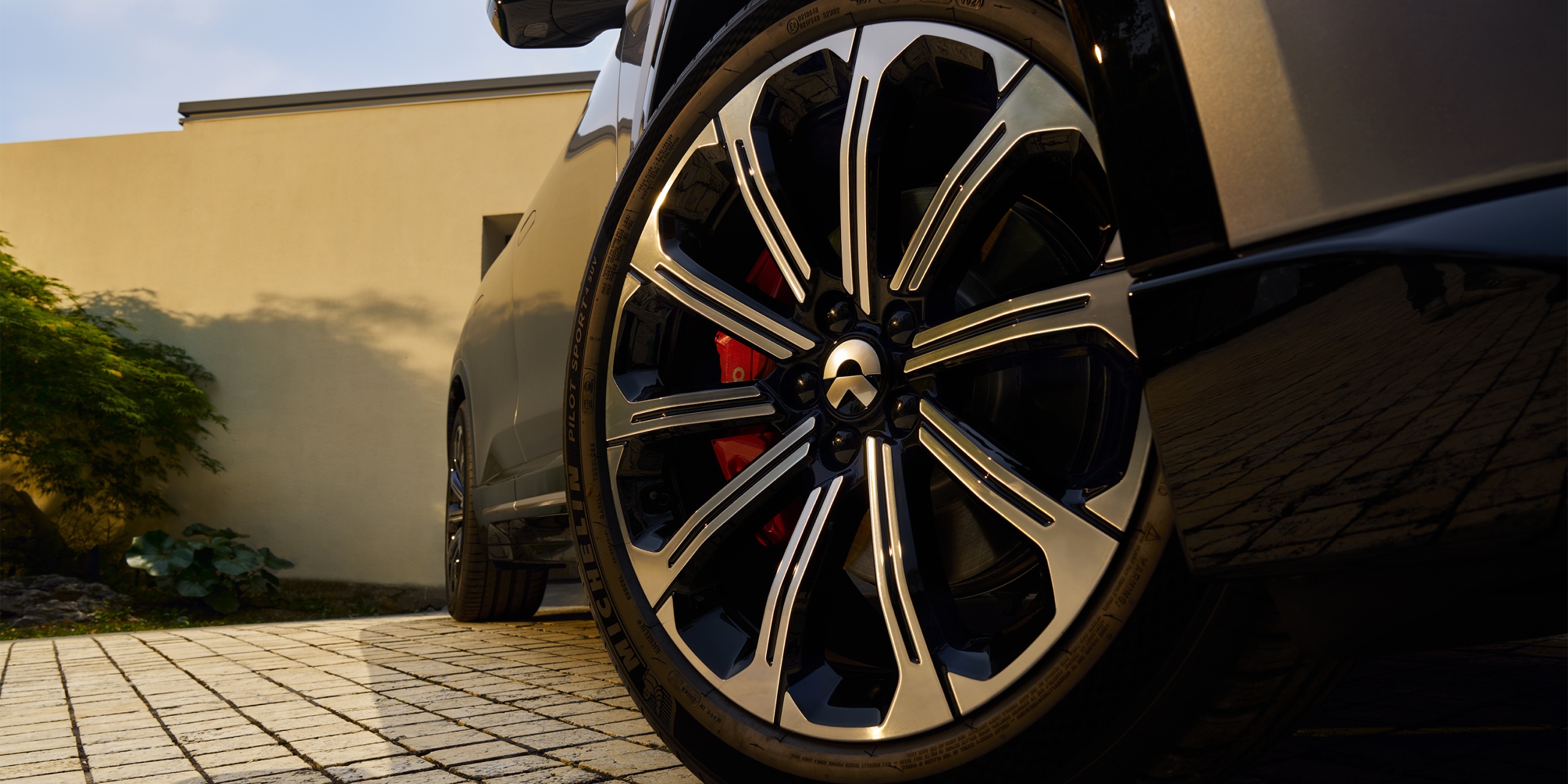 NIO 4-Piston Fixed Calipers