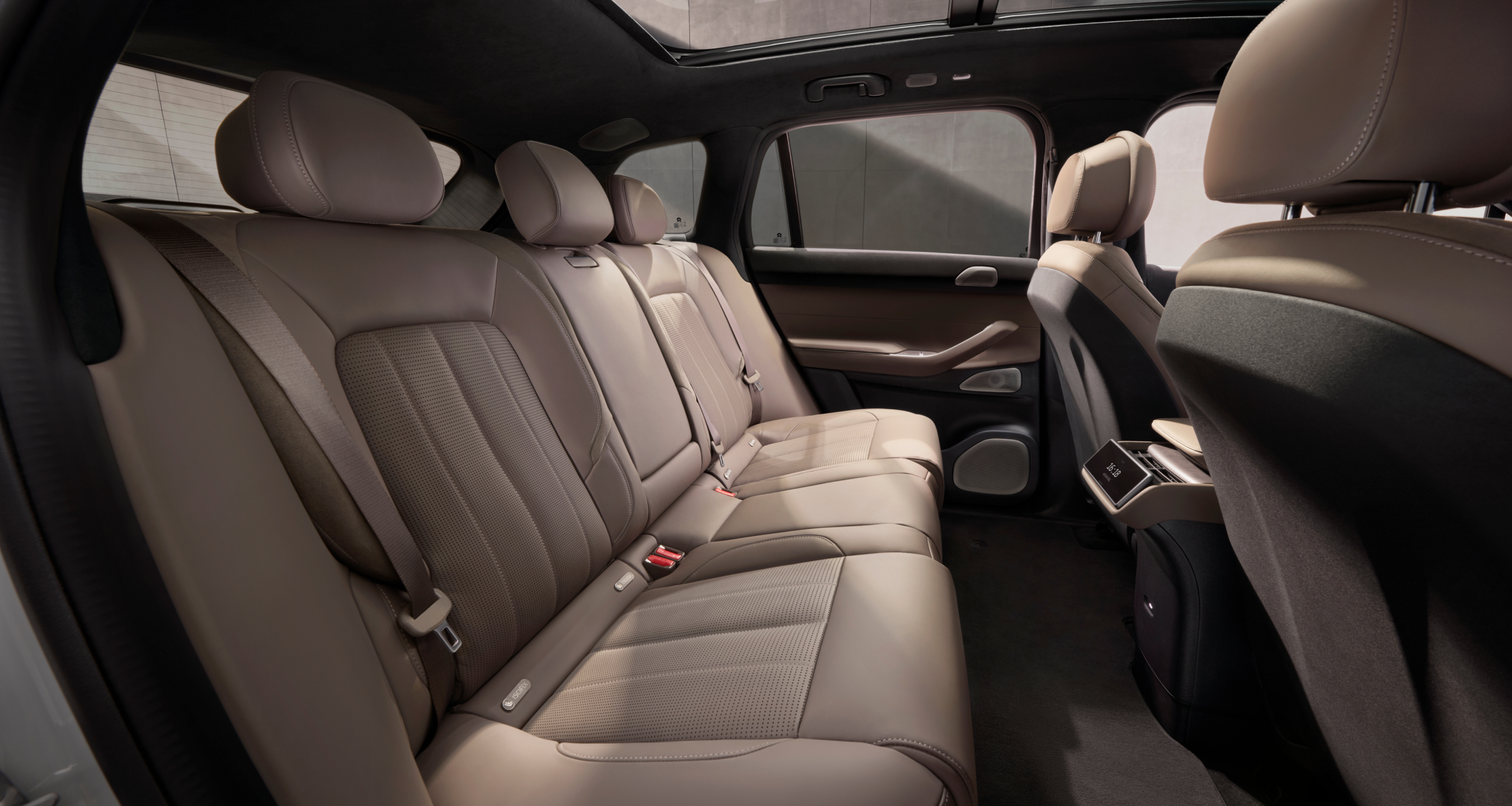 Power Adjustable Backrests at the Rear